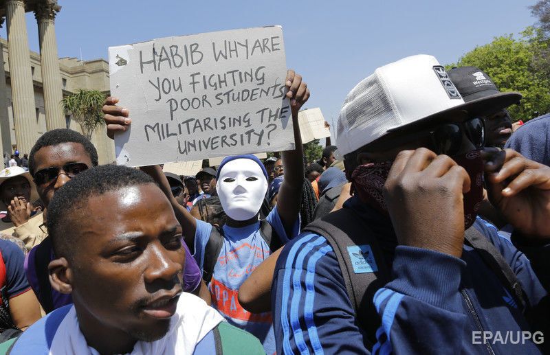 В ЮАР полиция применила слезоточивый газ против студентов, митингующих за бесплатное образование. Фоторепортаж