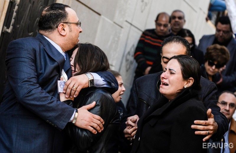 Похороны жертв теракта в коптском соборе Каира прошли на государственном уровне. Фоторепортаж