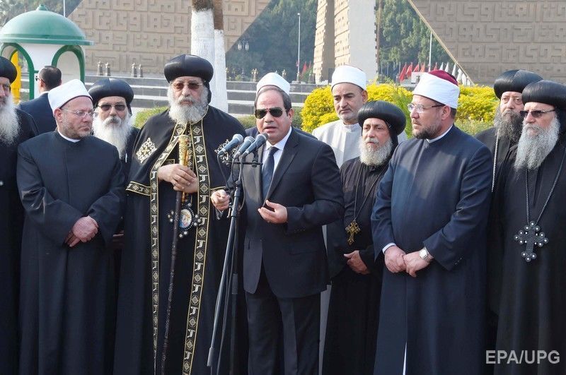 Похороны жертв теракта в коптском соборе Каира прошли на государственном уровне. Фоторепортаж