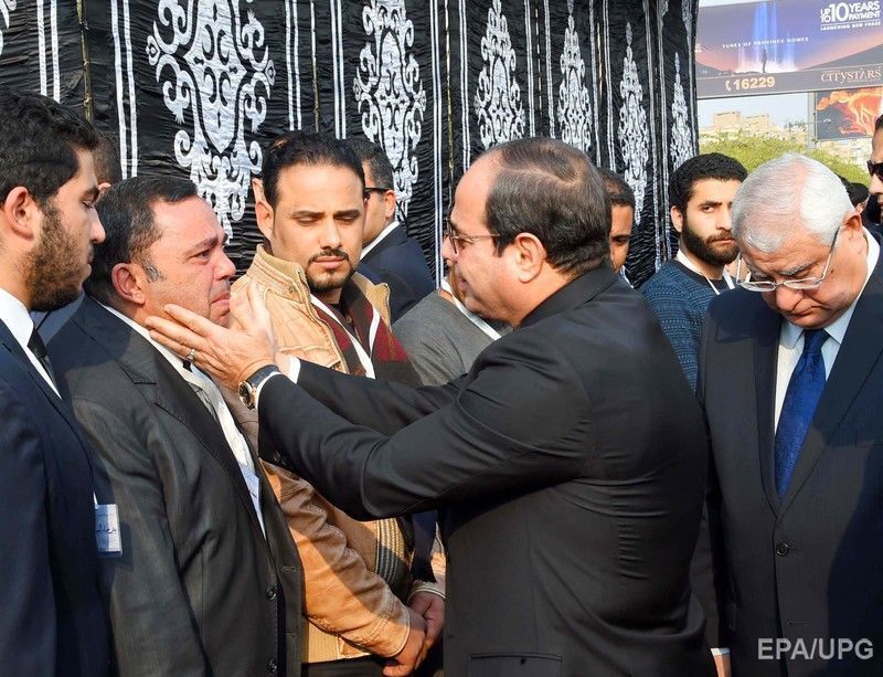 Похороны жертв теракта в коптском соборе Каира прошли на государственном уровне. Фоторепортаж