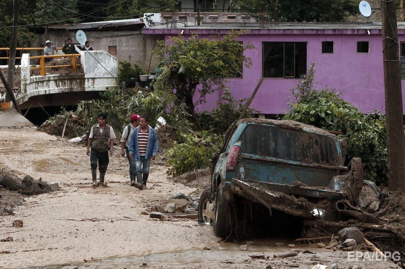 В Мексике жертвами шторма ''Эрл'' стали 39 человек. Фоторепортаж