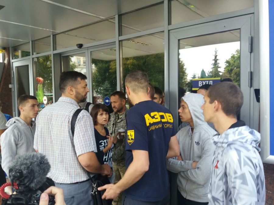 ''Азов'' заблокировал офис ''Киевгорстроя'' после столкновений на стройке в Святошинском районе Киева