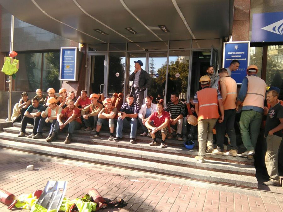 ''Азов'' заблокировал офис ''Киевгорстроя'' после столкновений на стройке в Святошинском районе Киева