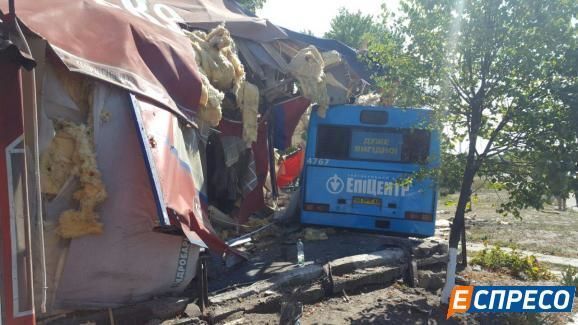 В Киеве автобус съехал с дороги и протаранил кафе, есть пострадавшие