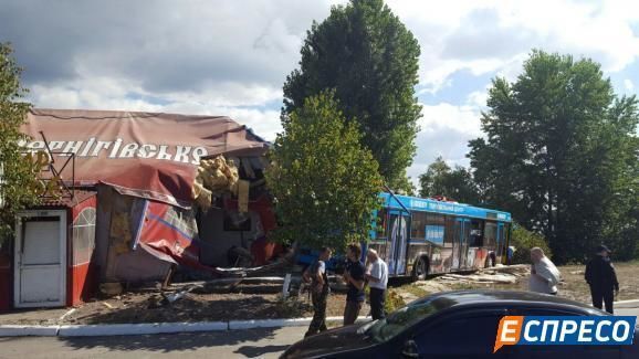 В Киеве автобус съехал с дороги и протаранил кафе, есть пострадавшие