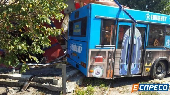 В Киеве автобус съехал с дороги и протаранил кафе, есть пострадавшие