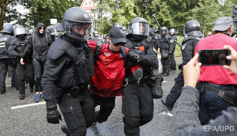 Полиция Германии разгоняет протестующих перед саммитом G20. Фоторепортаж