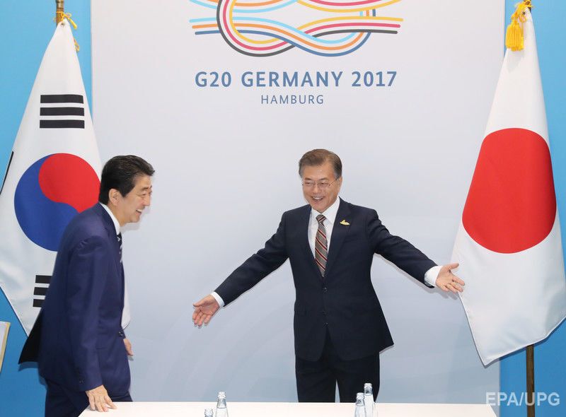 Премьер-министр Японии Синдзо Абэ и президент Южной Кореи Мун Чжэ Ин