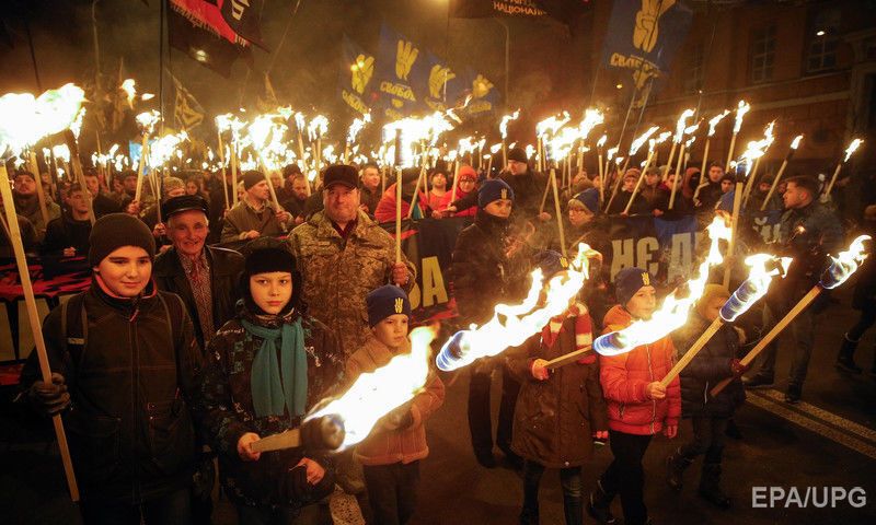 Националисты прошлись по Киеву с факелами в честь дня рождения Бандеры. Фоторепортаж