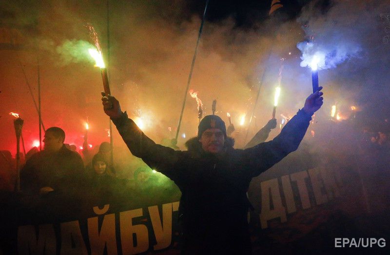 Националисты прошлись по Киеву с факелами в честь дня рождения Бандеры. Фоторепортаж