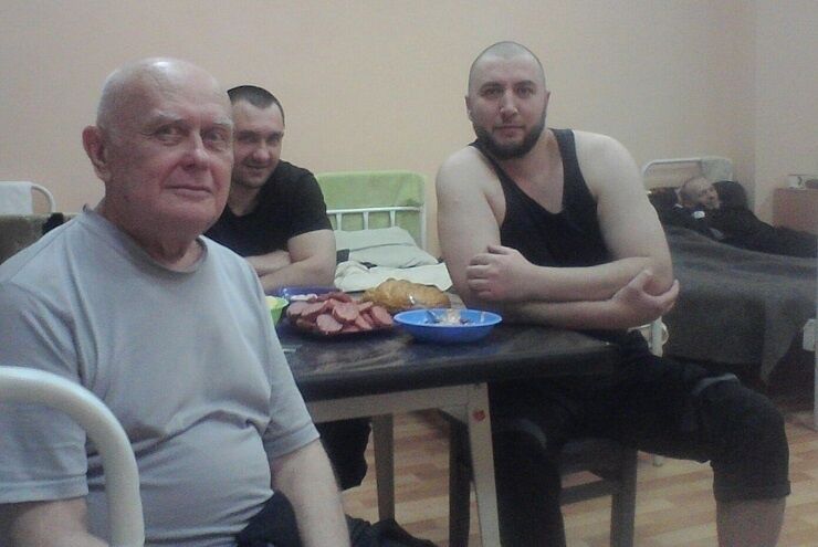 Солошенко: Эту фотографию сделали в начале 2016 года в тюремной больнице. Рядом со мной два чеченца. Они в российских колониях на особом положении. Например, могут пользоваться мобильным телефоном (охрана закрывает на это глаза). Я время от времени обращался к ним, чтобы позвонить домой.&nbsp;Фото из семейного архива