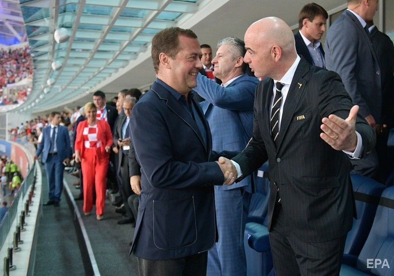 На матчі були присутні голова уряду РФ Дмитро Медведєв (ліворуч) і президент ФІФА Джанні Інфантіно