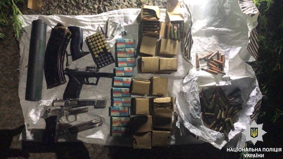 Мешканець Нікополя влаштував склади боєприпасів у гаражах. Фоторепортаж