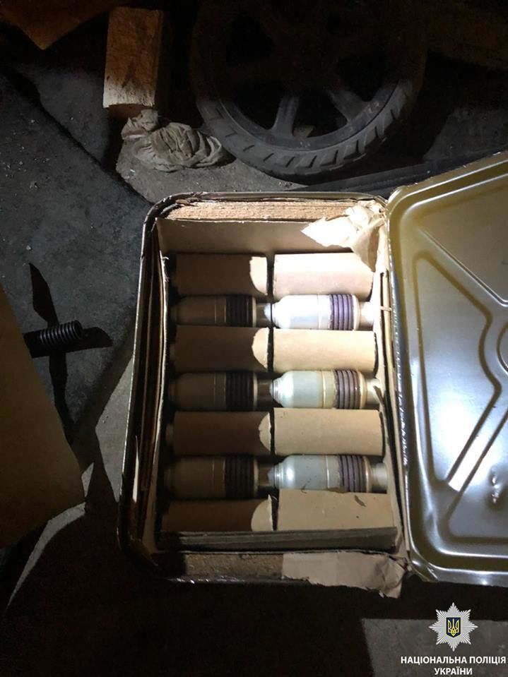 Мешканець Нікополя влаштував склади боєприпасів у гаражах. Фоторепортаж