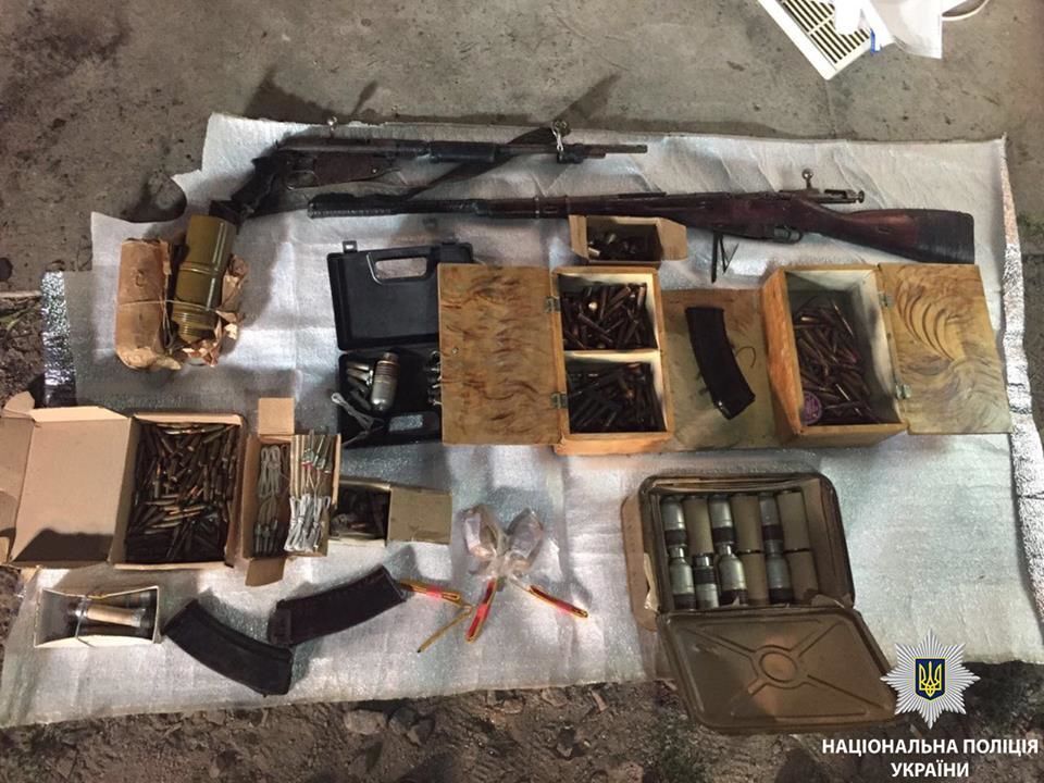 Мешканець Нікополя влаштував склади боєприпасів у гаражах. Фоторепортаж