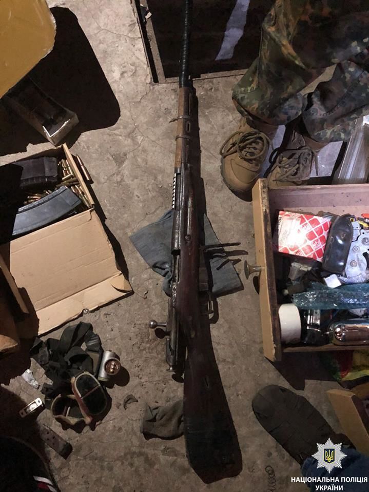 Мешканець Нікополя влаштував склади боєприпасів у гаражах. Фоторепортаж