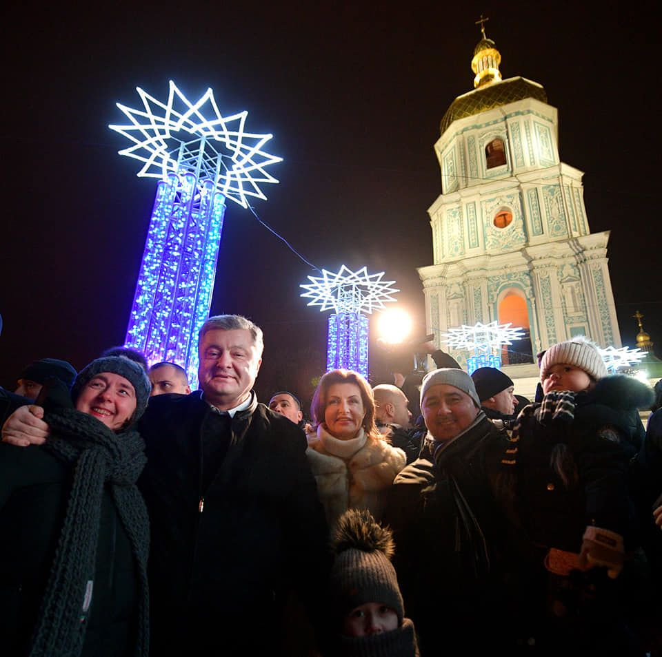 Президент Петро Порошенко з дружиною на Софійській площі в Києві. Фото: Святослав Цеголко / Facebook