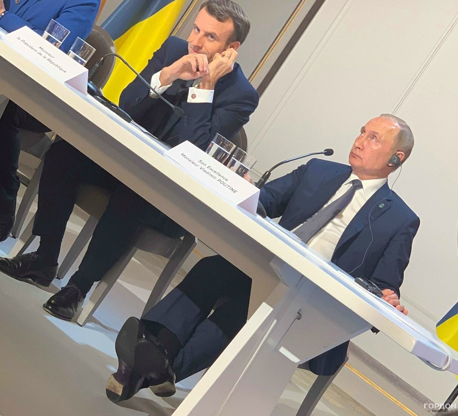 Журналісти намагалися зрозуміти настрій Володимира Путіна за ногами. Фото: Олеся Бацман / Gordonua.com