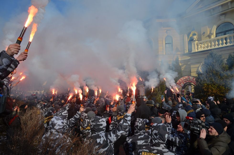 ''Гладковские – люди экономные. С прошлого раза окна не вставляли''. Дом сына первого замсекретаря СНБО забросали петардами. Фоторепортаж