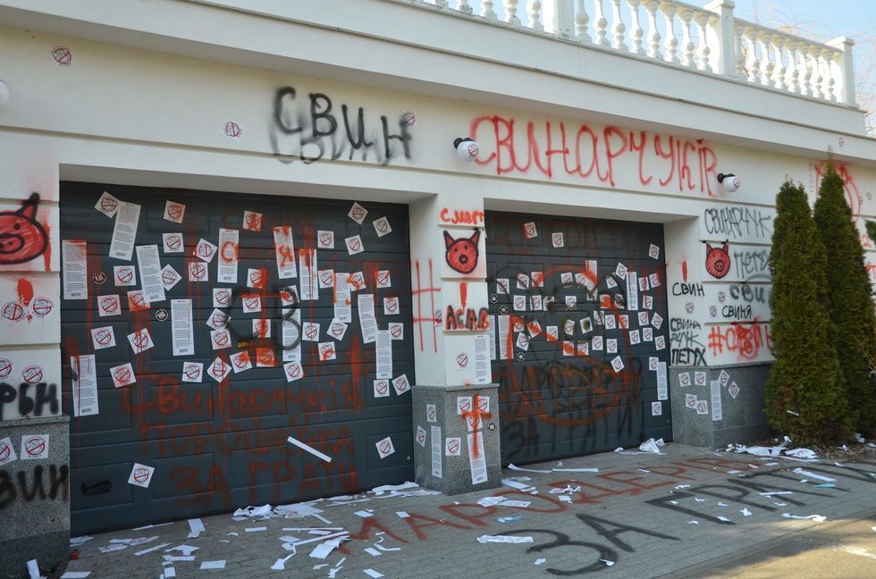 ''Гладковские – люди экономные. С прошлого раза окна не вставляли''. Дом сына первого замсекретаря СНБО забросали петардами. Фоторепортаж