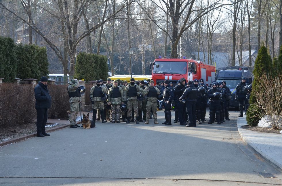 ''Гладковские – люди экономные. С прошлого раза окна не вставляли''. Дом сына первого замсекретаря СНБО забросали петардами. Фоторепортаж