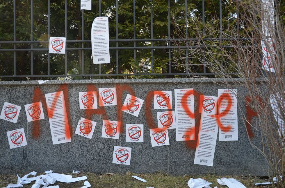 ''Гладковские – люди экономные. С прошлого раза окна не вставляли''. Дом сына первого замсекретаря СНБО забросали петардами. Фоторепортаж