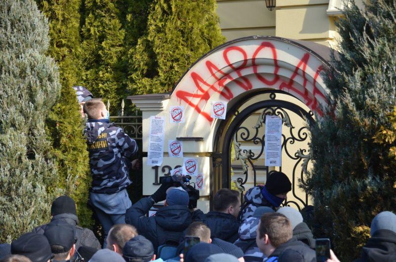 ''Гладковские – люди экономные. С прошлого раза окна не вставляли''. Дом сына первого замсекретаря СНБО забросали петардами. Фоторепортаж