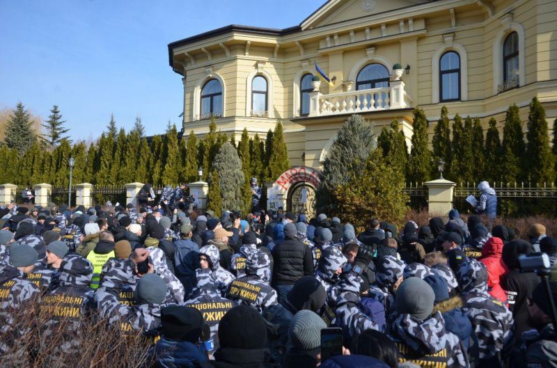 ''Гладковские – люди экономные. С прошлого раза окна не вставляли''. Дом сына первого замсекретаря СНБО забросали петардами. Фоторепортаж