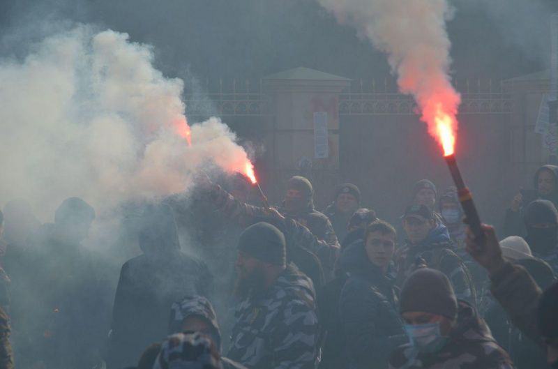 ''Гладковские – люди экономные. С прошлого раза окна не вставляли''. Дом сына первого замсекретаря СНБО забросали петардами. Фоторепортаж