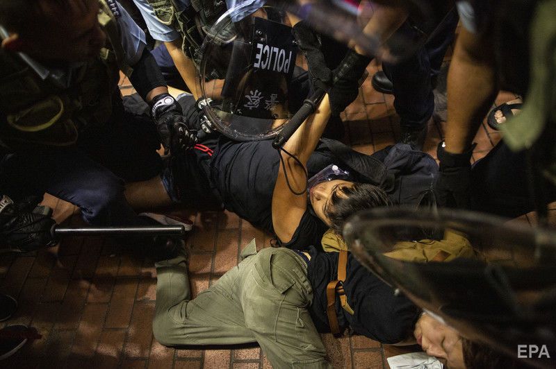 У Гонконгу після акції протесту проти закону про екстрадицію сталися сутички між активістами і правоохоронцями. Фоторепортаж