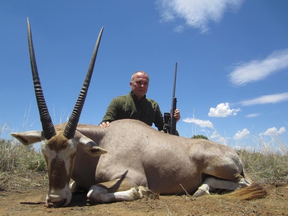 Шуфрич возле антилопы ''золотой орикс''. Фото: africatrophyhunting.com