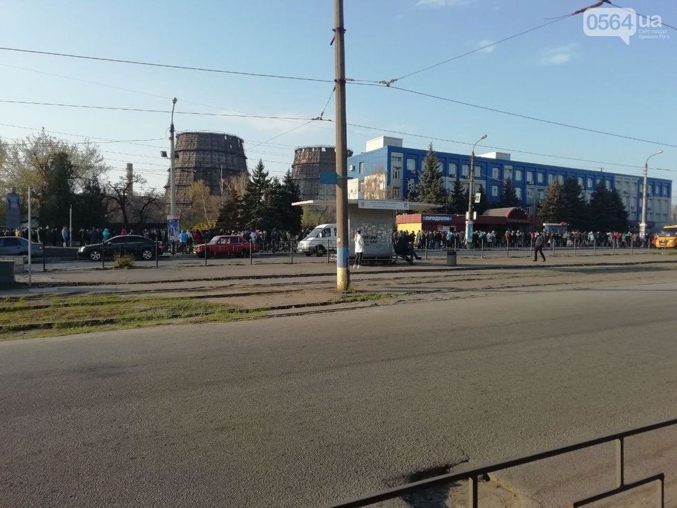 В Кривом Роге тысячи рабочих образовали очередь за спецпропуском для проезда. Фоторепортаж