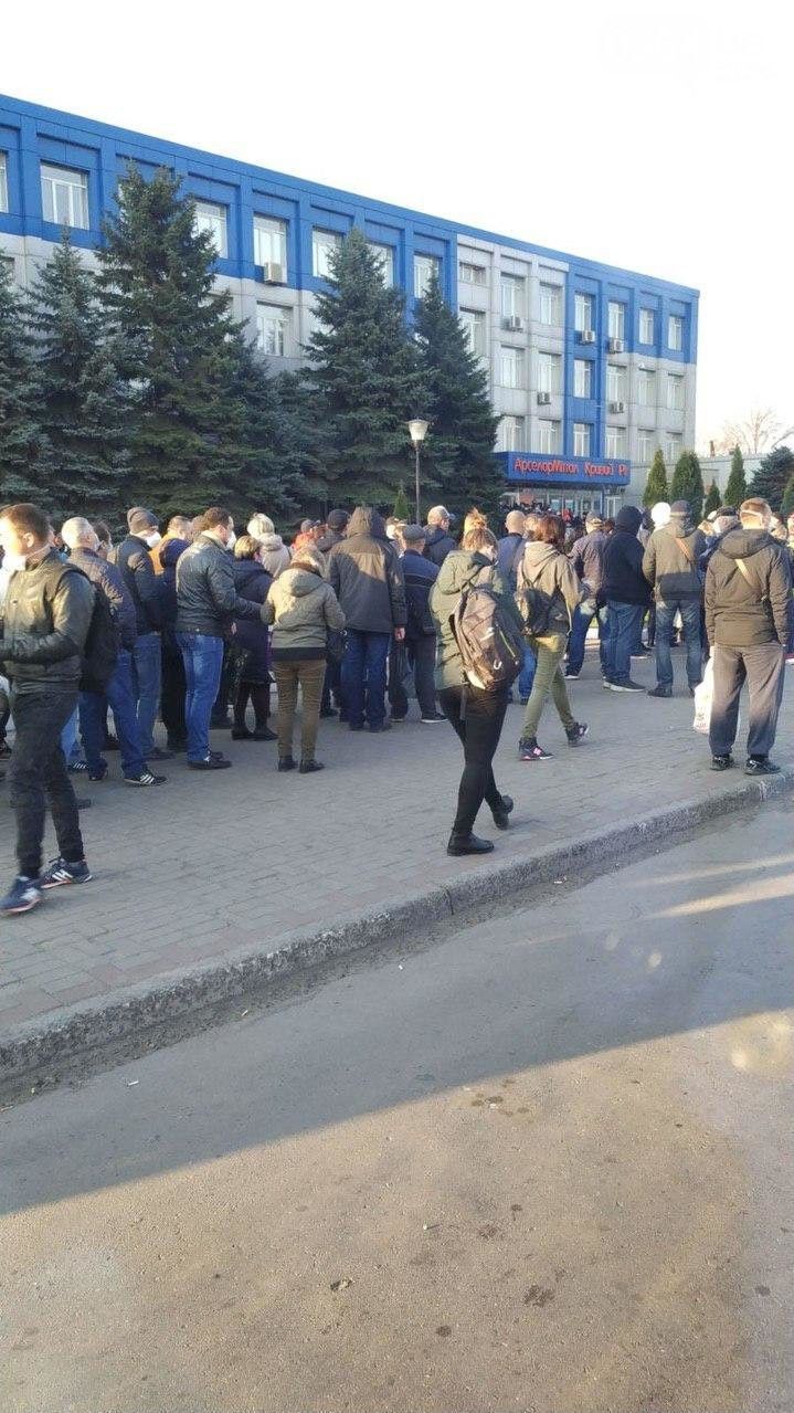 В Кривом Роге тысячи рабочих образовали очередь за спецпропуском для проезда. Фоторепортаж