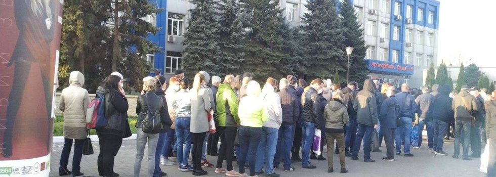 В Кривом Роге тысячи рабочих образовали очередь за спецпропуском для проезда. Фоторепортаж