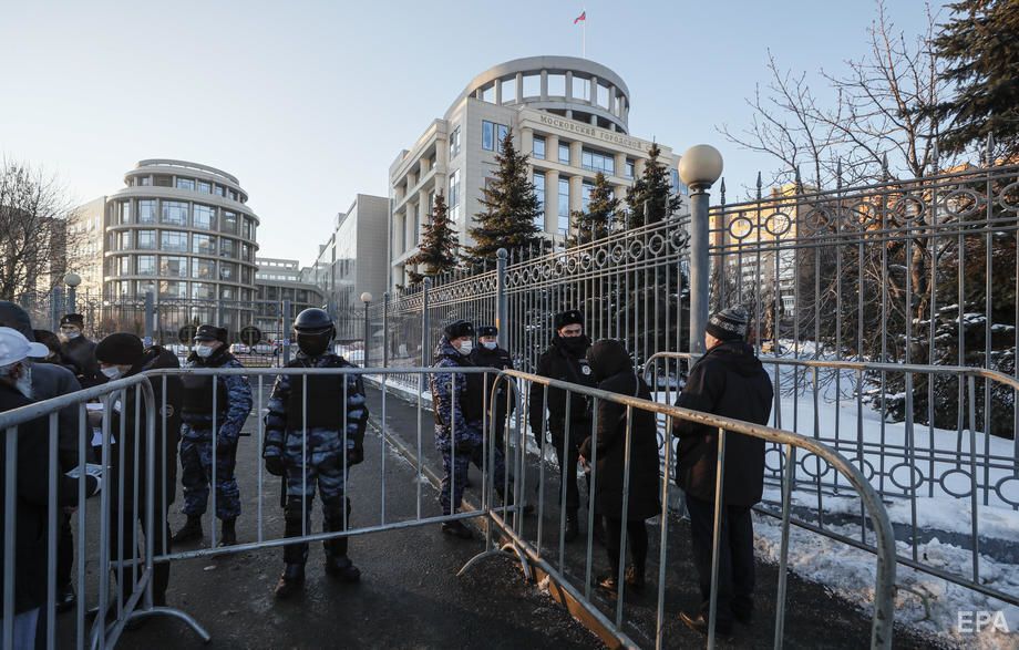 Навальному суд замінив умовний строк на реальне покарання. Фоторепортаж