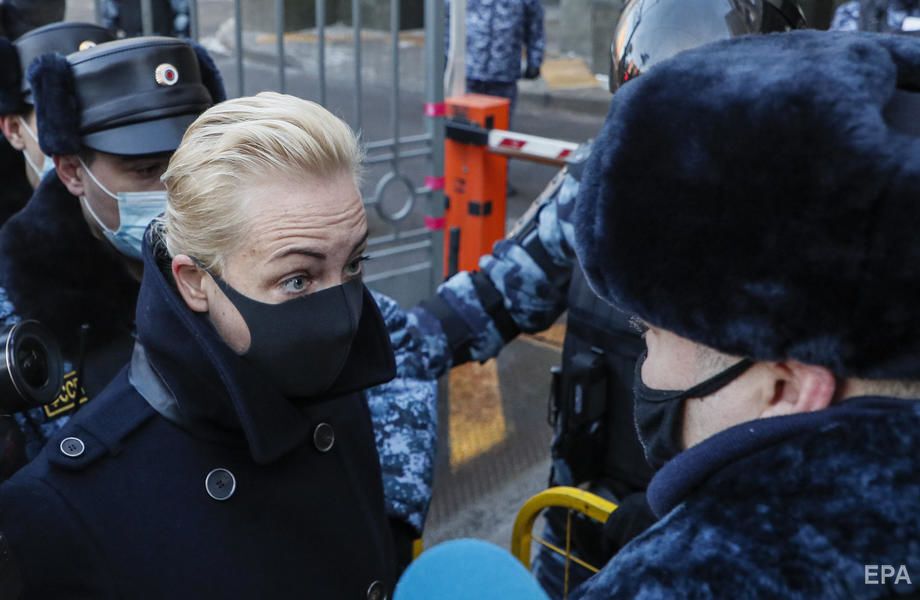 Навальному суд замінив умовний строк на реальне покарання. Фоторепортаж