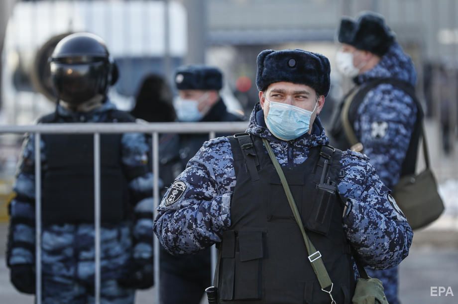 Навальному суд замінив умовний строк на реальне покарання. Фоторепортаж