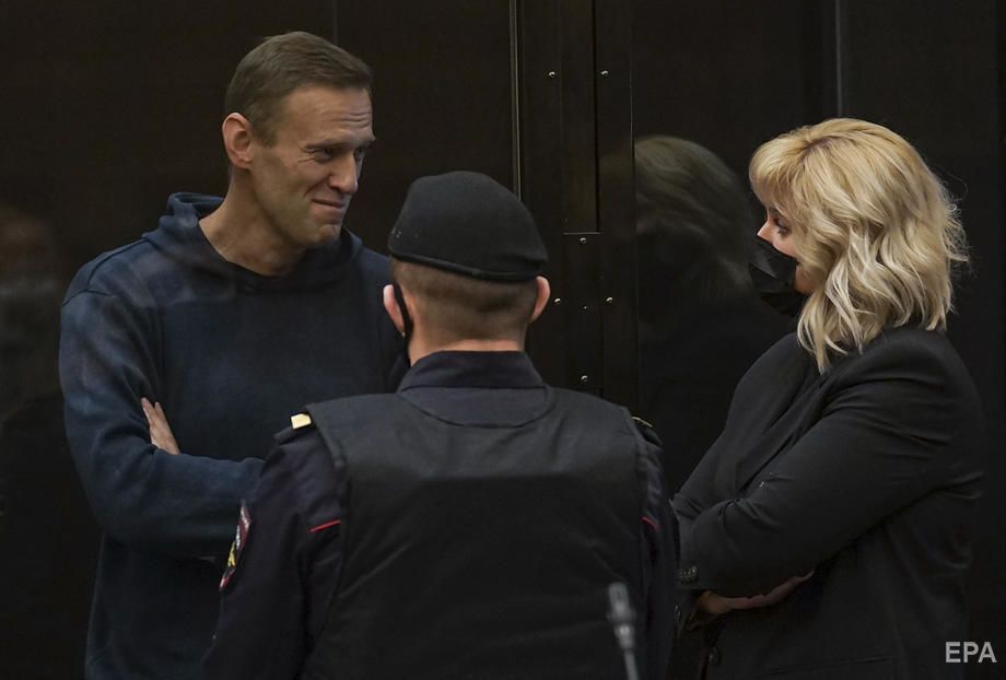 Навальному суд замінив умовний строк на реальне покарання. Фоторепортаж