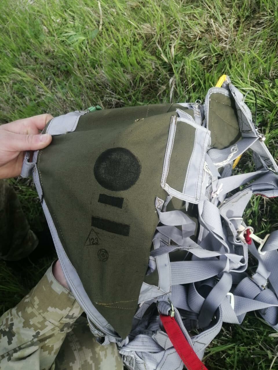 Украинские пограничники нашли возле границы с РФ сумки с парашютами
