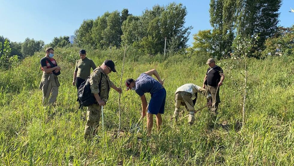 Ветерани АТО висадили дерева на березі озера Вирлиця в Києві, де планують побудувати реабілітаційний центр