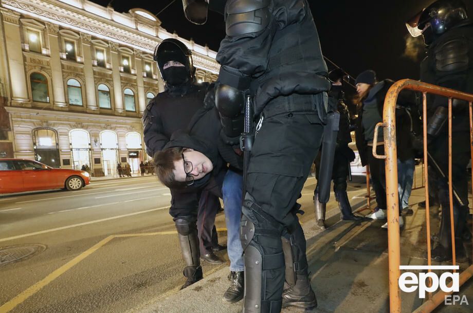 1 березня, Санкт-Петербург, затримання учасника антивоєнної акції. Фото: Anatoly Maltsev / ЕРА