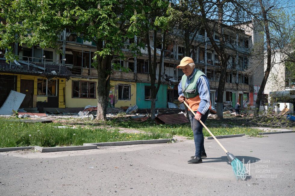 Ранены 25 человек, повреждены сотни квартир, две школы, медучреждение. Последствия ракетного удара по Краматорску. Фоторепортаж