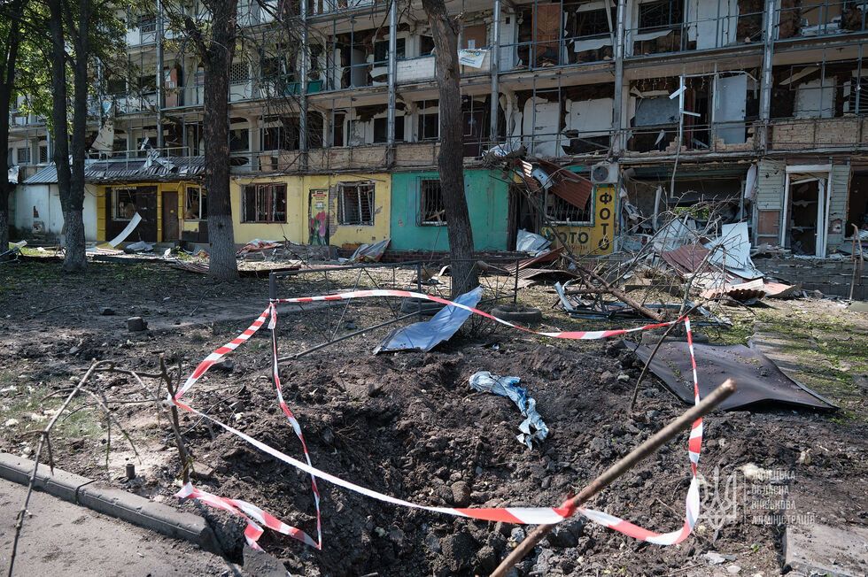 Ранены 25 человек, повреждены сотни квартир, две школы, медучреждение. Последствия ракетного удара по Краматорску. Фоторепортаж