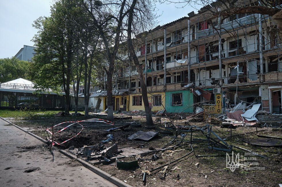 Ранены 25 человек, повреждены сотни квартир, две школы, медучреждение. Последствия ракетного удара по Краматорску. Фоторепортаж