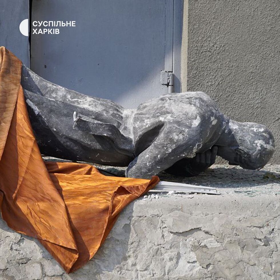 Під завалами Харківського педуніверситету знайшли пам'ятник Сковороді, він майже цілий. Фоторепортаж