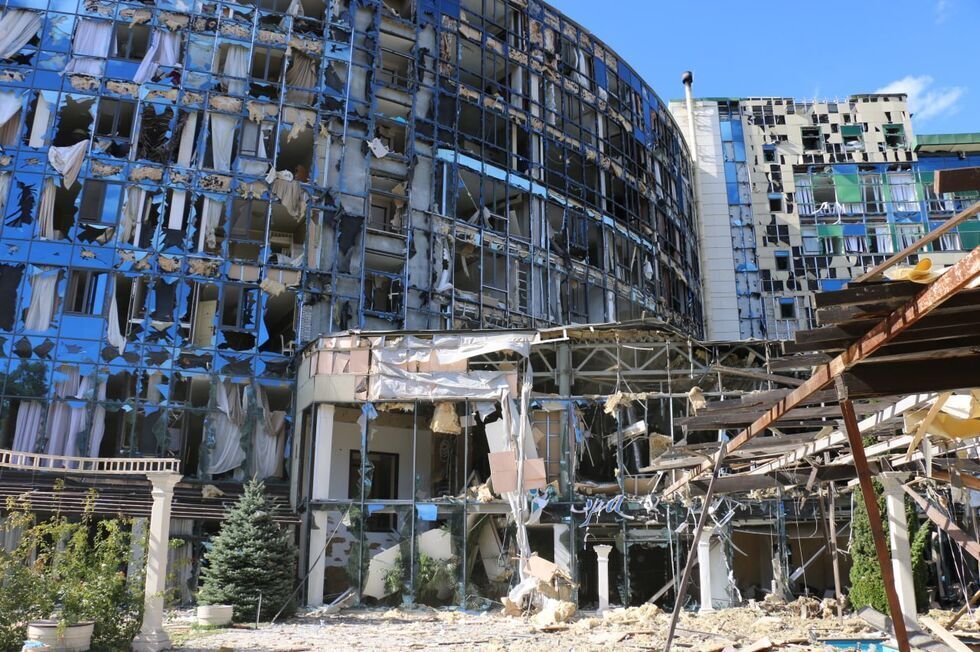 Разбитые многоэтажки, пять пожаров и 14 раненых. Спасатели показали последствия дневного обстрела Харькова