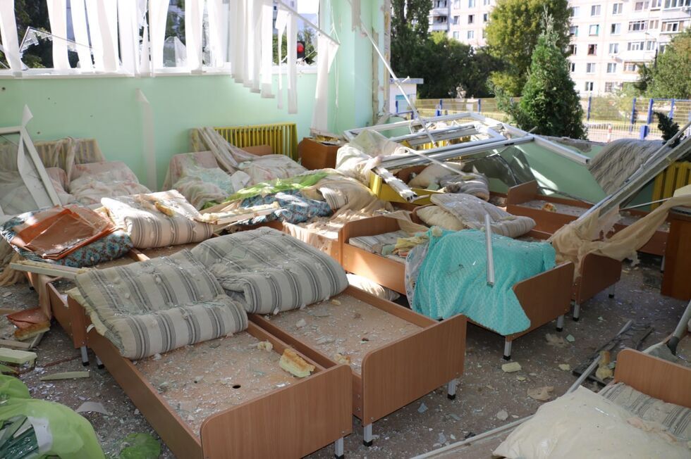 Разбитые многоэтажки, пять пожаров и 14 раненых. Спасатели показали последствия дневного обстрела Харькова