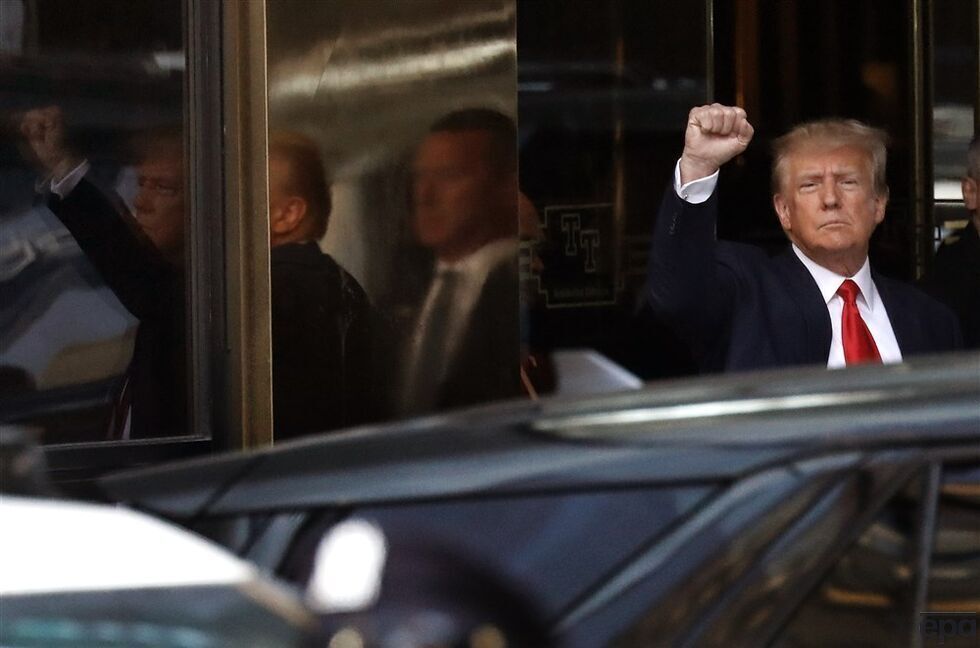 Трамп стал первым президентом США, которому предъявили уголовное обвинение. Фоторепортаж