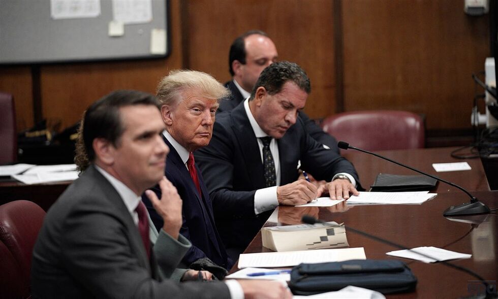 Трамп стал первым президентом США, которому предъявили уголовное обвинение. Фоторепортаж