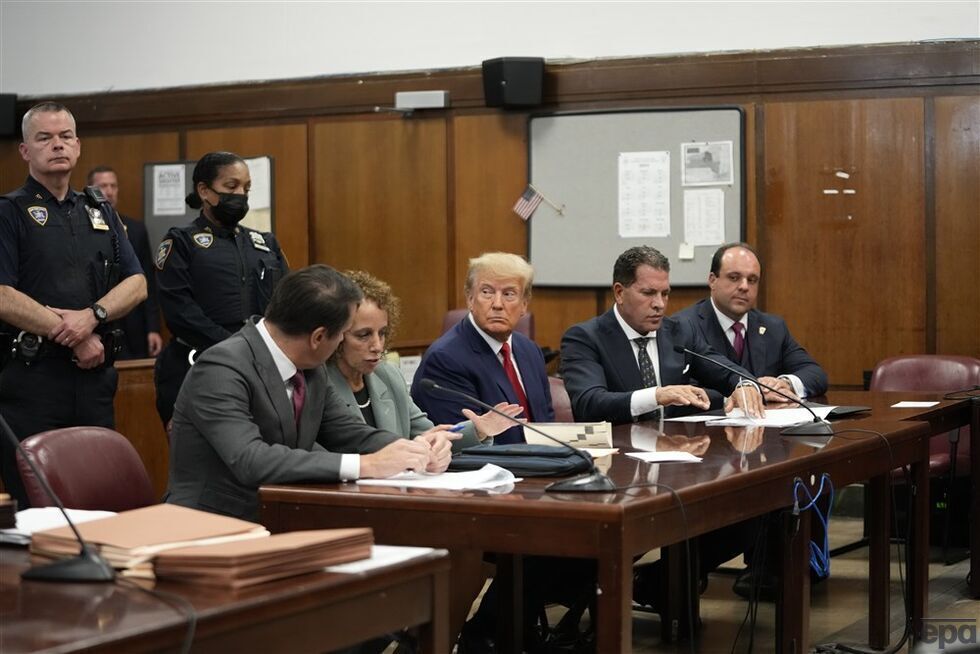 Трамп стал первым президентом США, которому предъявили уголовное обвинение. Фоторепортаж